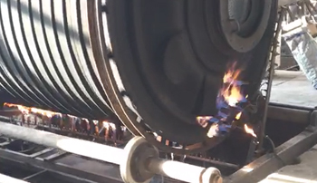 滚塑液压摇摆机加工现场